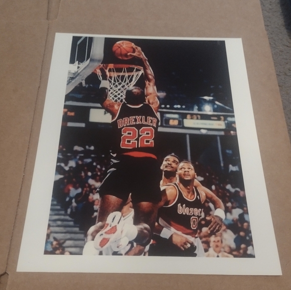 CLYDE THE GLYDE DREXLER BLAZERS SLAM DUNK💥8.5x11 ULTRA PREMIUM GLOSSY POSTER🔥 - Picture 3 of 6
